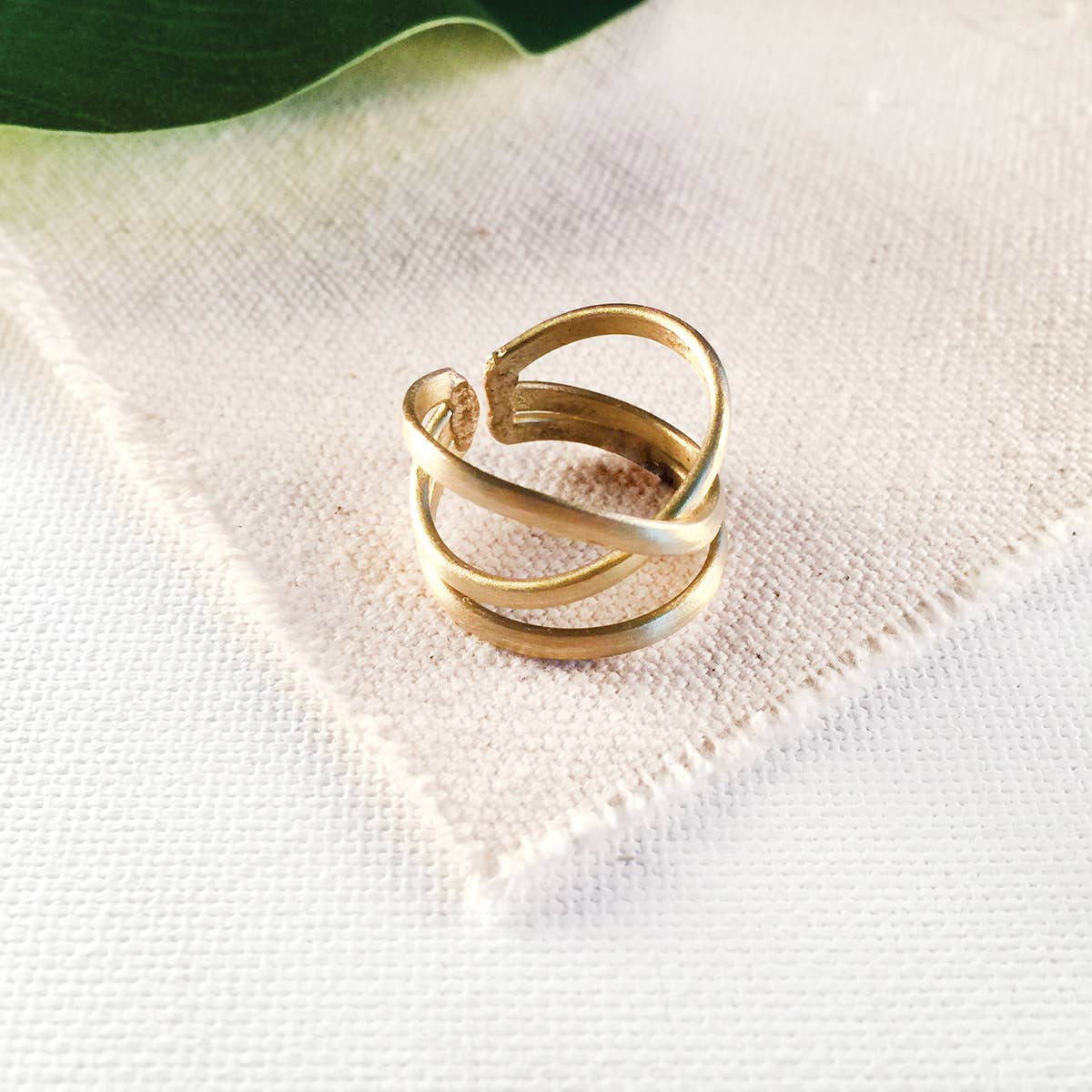 WorldFinds - Linear X Ring - Gold